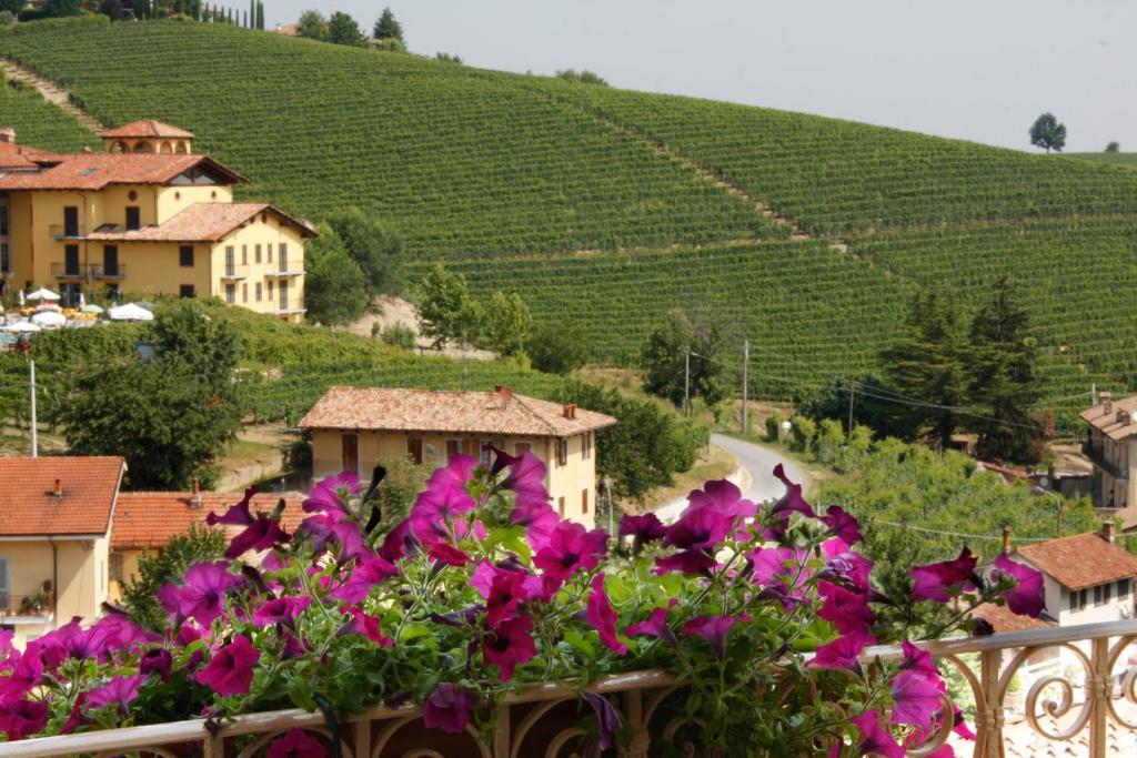 Casa Svizzera Agriturismo Panzió Barolo Szoba fotó